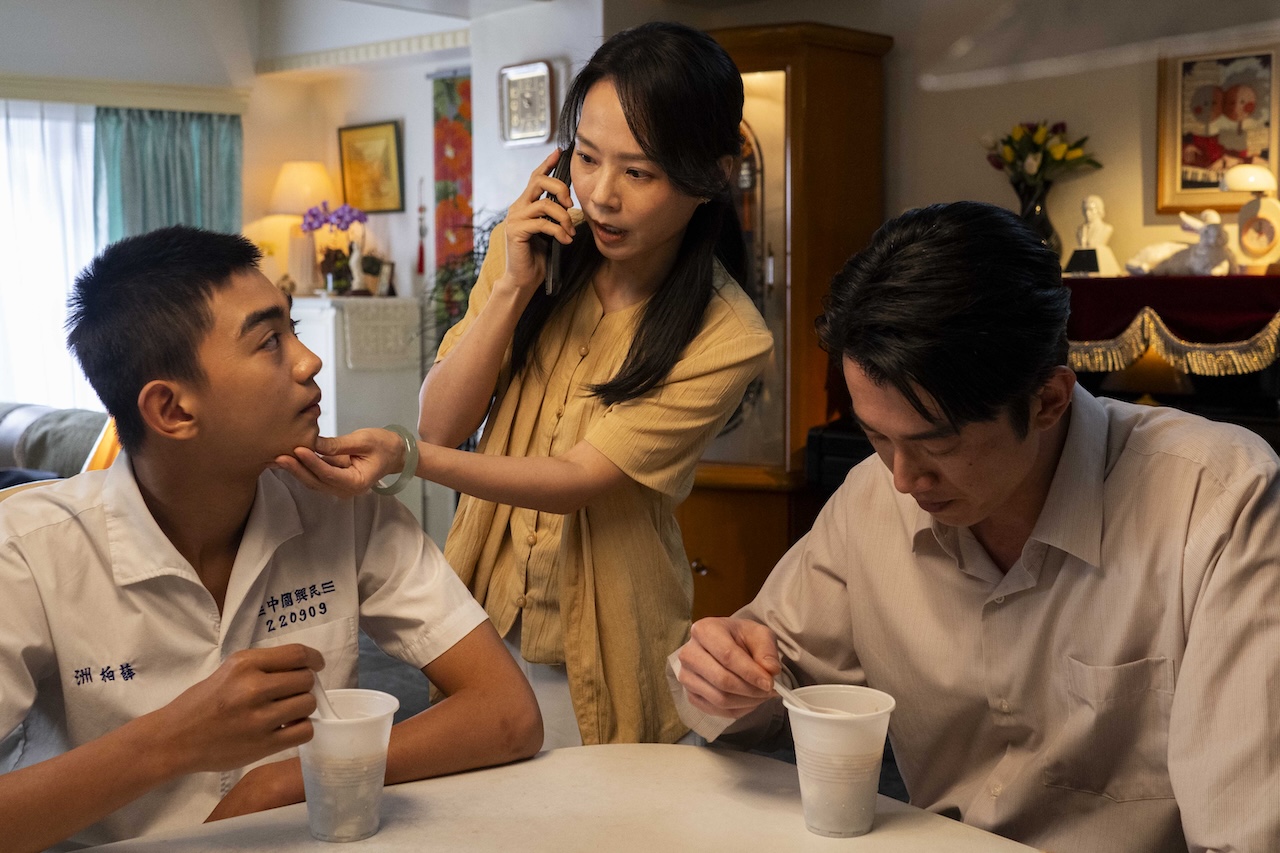 吳慷仁(右起)、孫淑媚、陳玄力飾演一家人。 (圖/百景映畫提供)