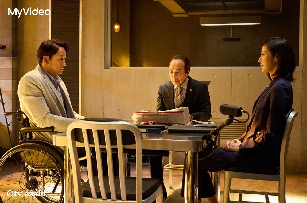 山本耕史(左)飾演坐輪椅新聞主播,首度加入《女王偵訊室2025》。(圖/台灣大哥大MyVideo提供