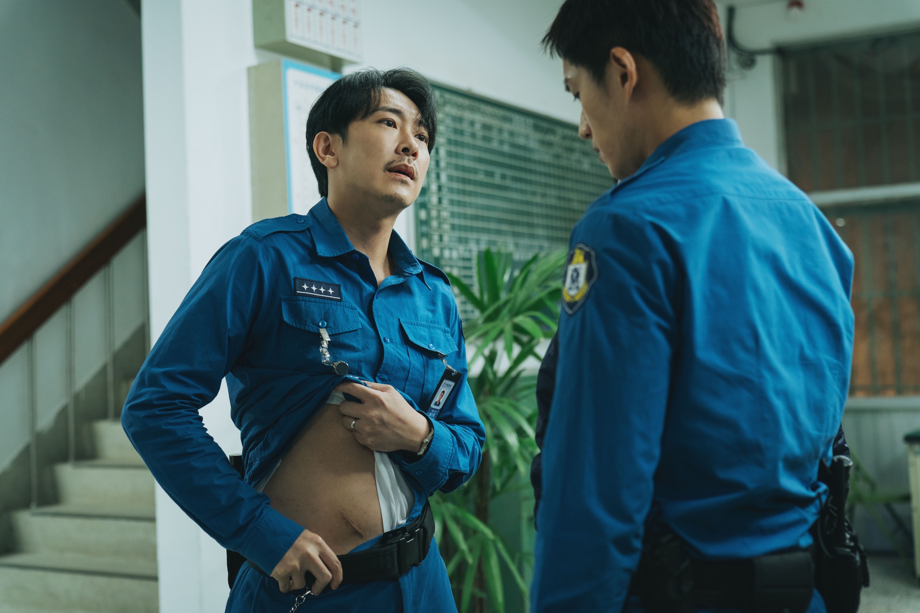 張軒睿剛報到就遭前輩下馬威 施名帥掀衣秀疤警告