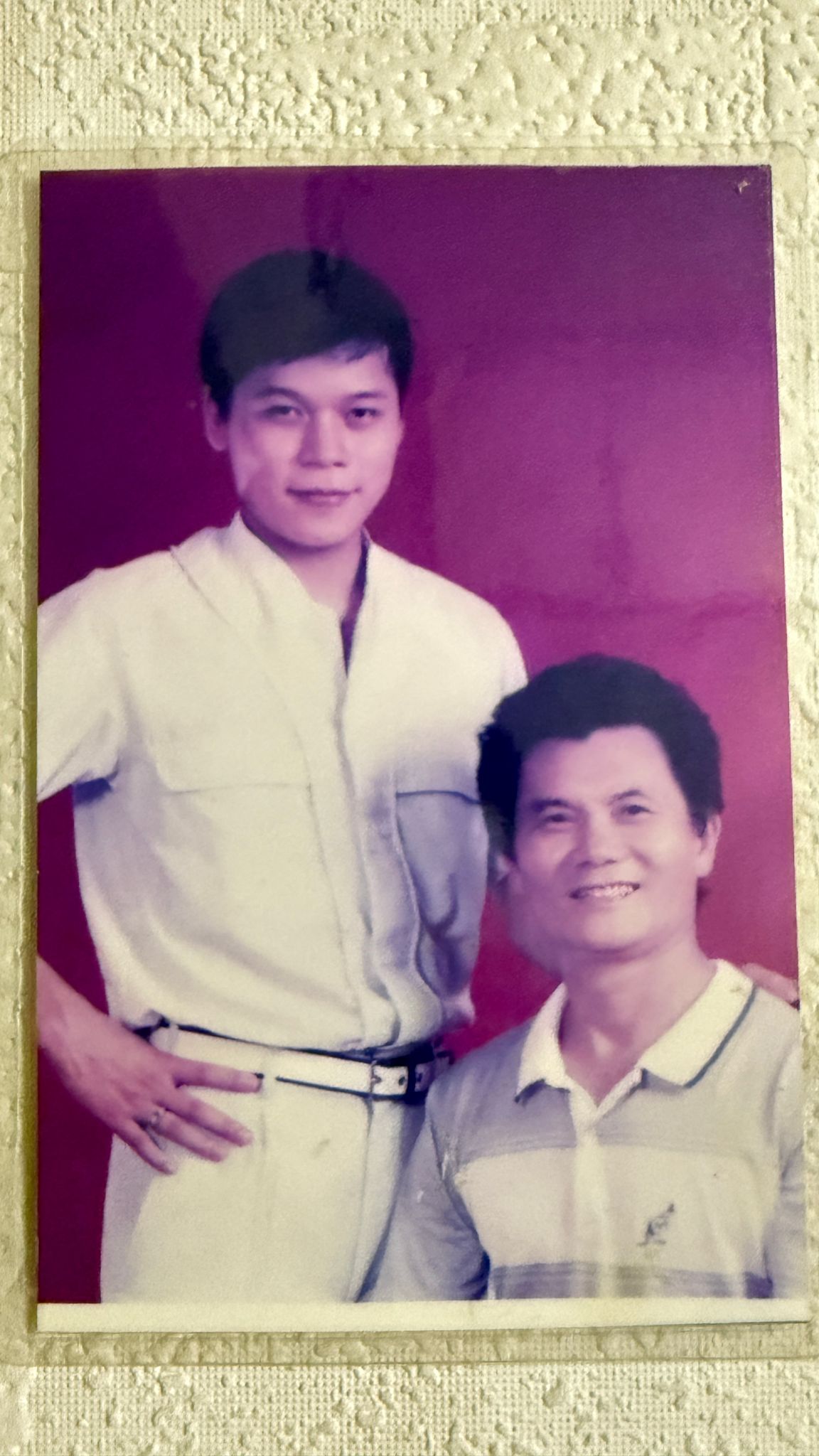 理髮店裡還留有兩人當時的合照，十多歲的洪榮宏樣貌青澀。（圖／阿爾發音樂提供）