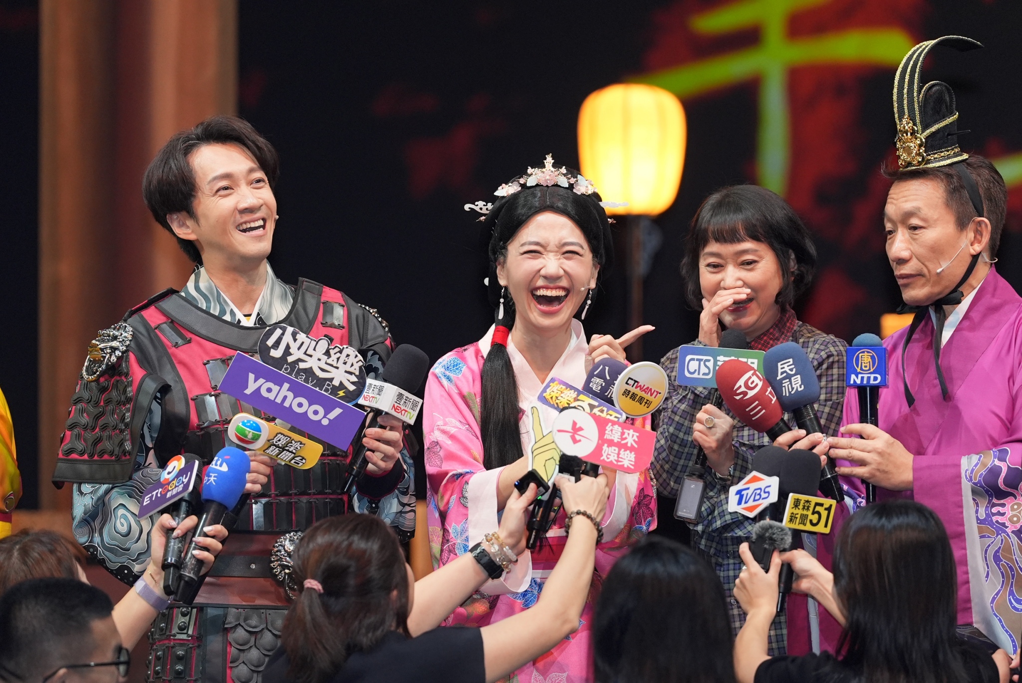 王月(右二)一路看著Lulu、陳漢典從秘密戀愛到結婚。(圖/陳明中攝)