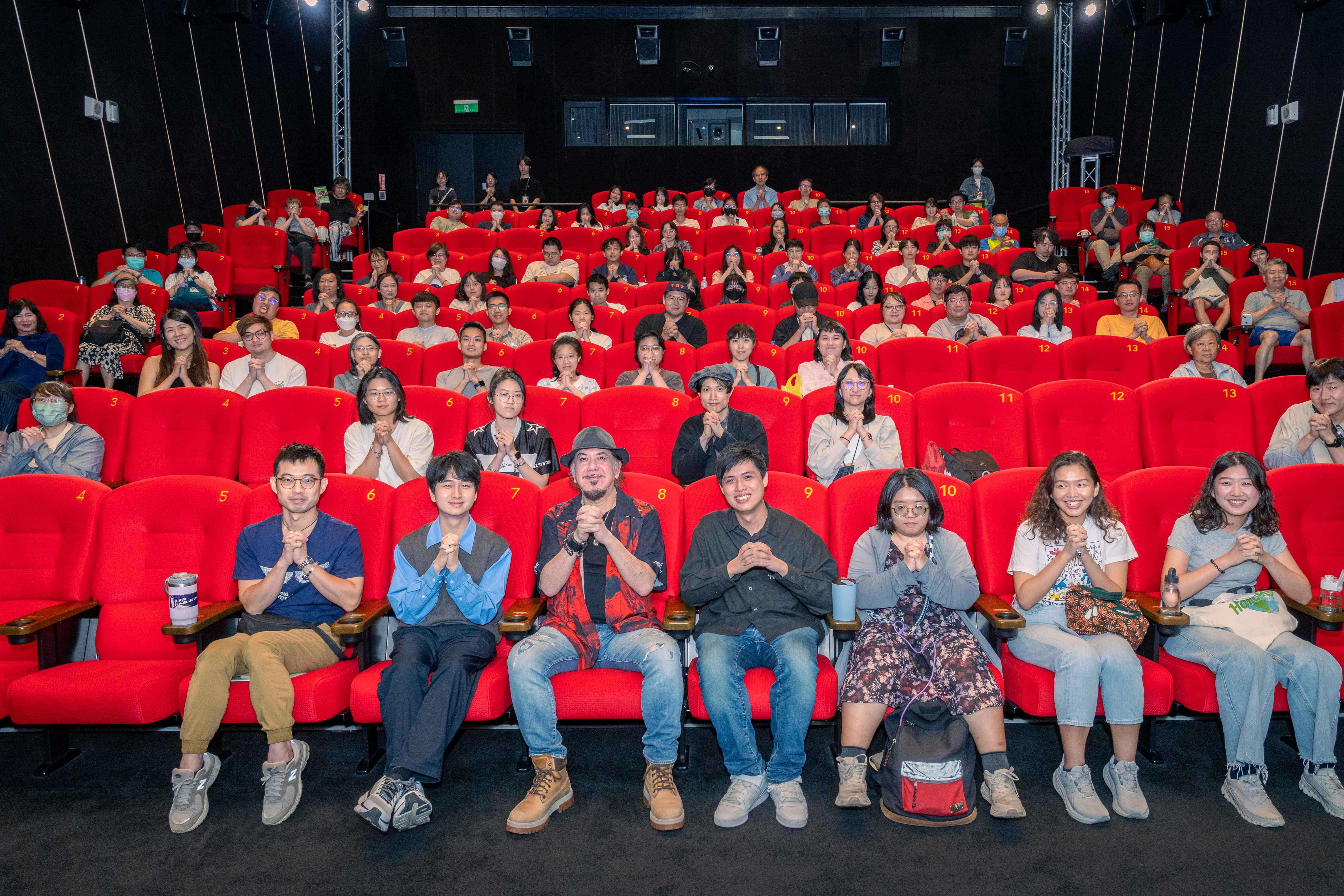 金馬影帝黃秋生（前排左三）除了出席映後，舉辦「大師講堂」也是氣氛熱烈。（圖／高雄電影節提供）