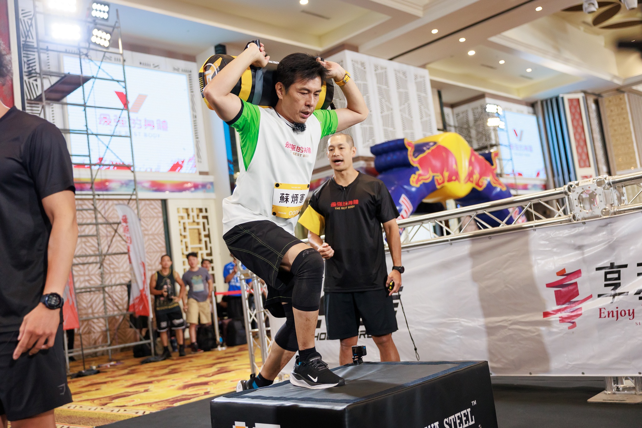 今年60歲的蘇炳憲是節目開播以來年紀最大的參賽者。（圖／好看娛樂提供）