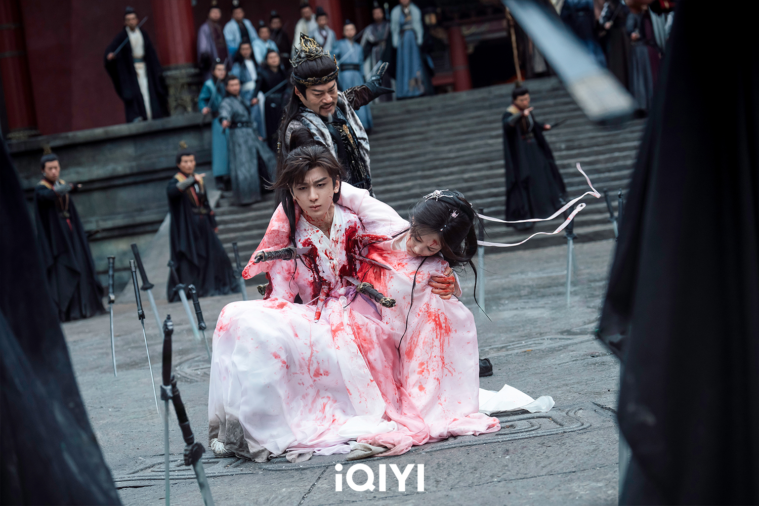 成毅與李一桐上演萬劍穿心的虐心名場面。(圖/iQIYI提供)