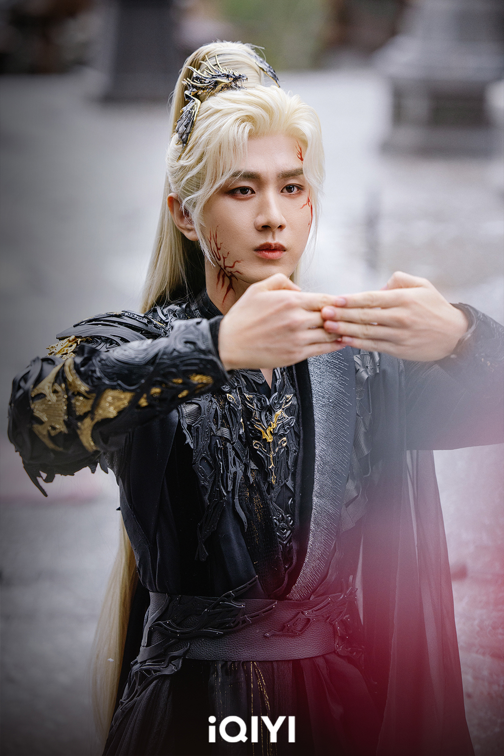 成毅飾演王權富貴,為救清瞳經歷萬箭穿心一瞬變白髮。(圖/iQIYI提供)