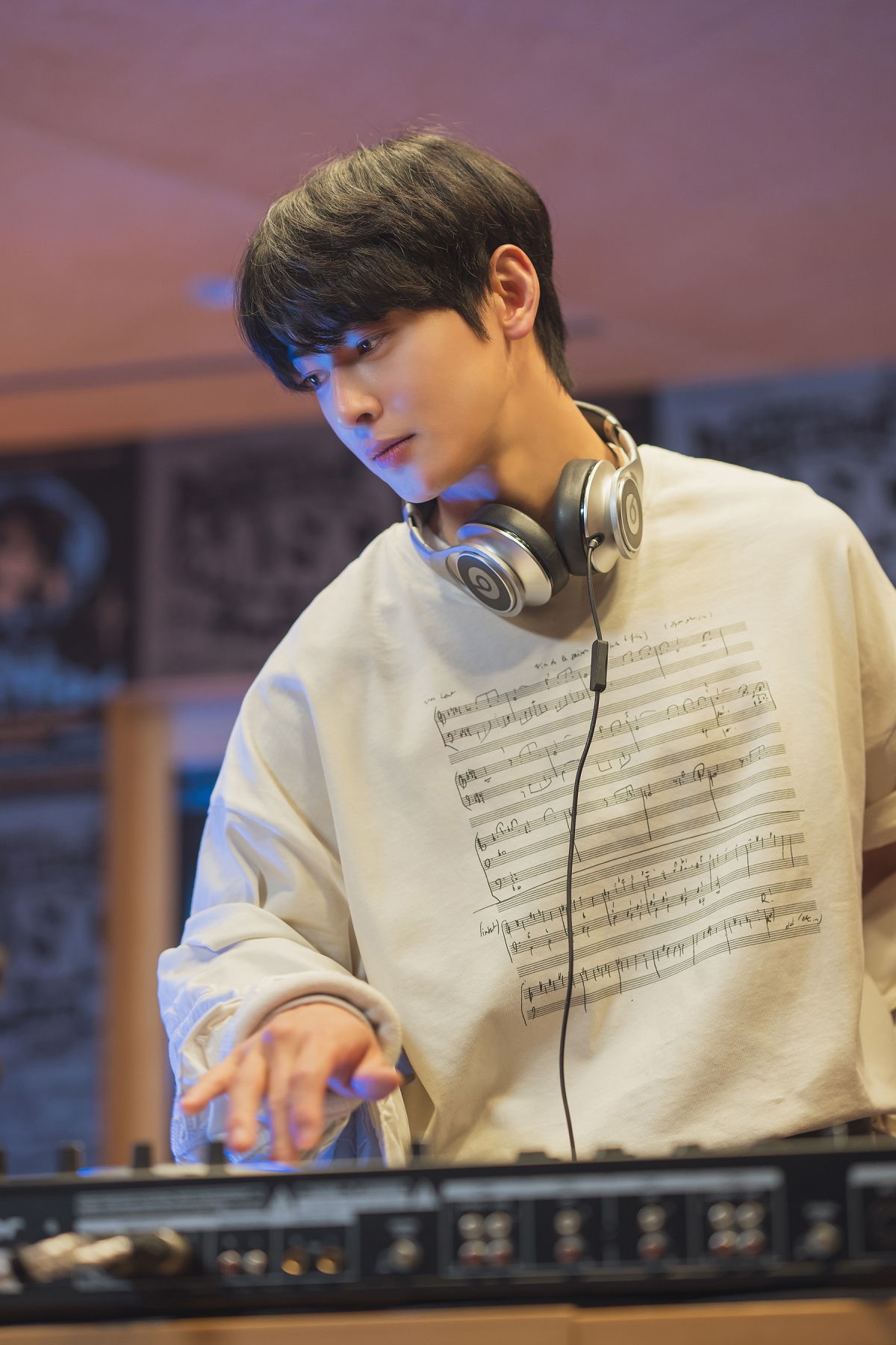 車銀優在《放飛旅行團》中飾演夢想成為DJ的帥氣少年。(圖/采昌提供)