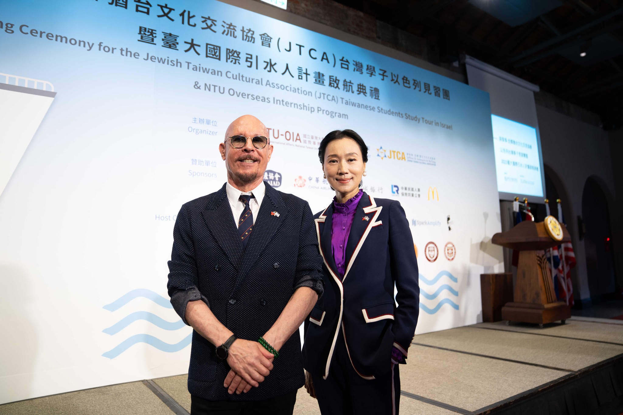 坣娜(右)和老公薛智偉結婚僅8年。(圖/翻攝薛智偉坣娜猶台文化交流協會臉書)