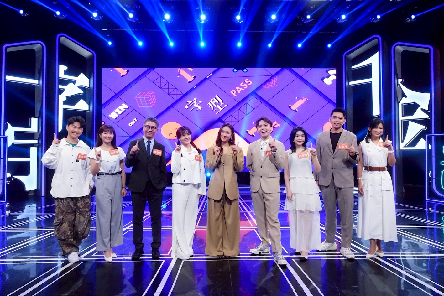 吳姍儒（中）接手原是曾國城主持的公視益智節目《一字千金》。（圖／公視提供）