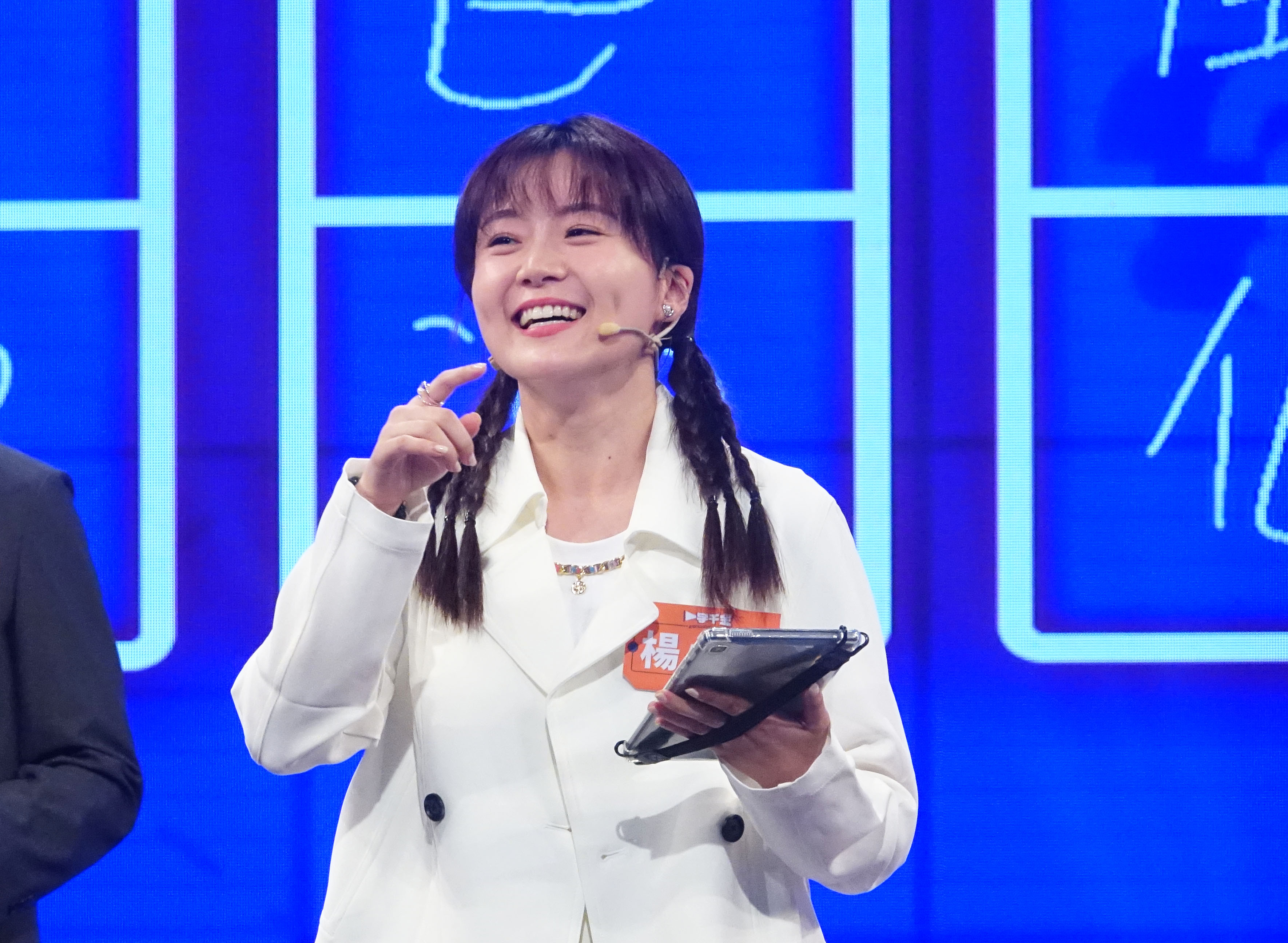 楊小黎自嘲，很多國語文都還給老師了。（圖／公視提供）