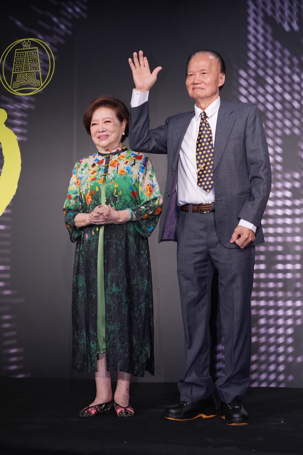 獲今年特別貢獻獎的資深演員陳淑芳及電視製景師葉輝龍。（圖／記者許方正攝）