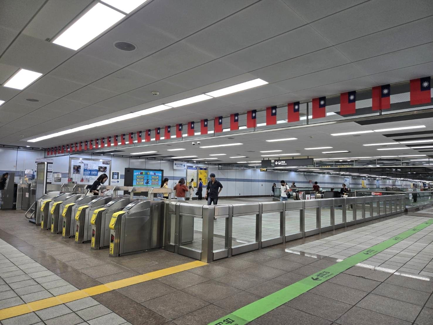 車站懸掛國旗，與旅客共享國慶榮耀時刻。（圖／北捷提供）