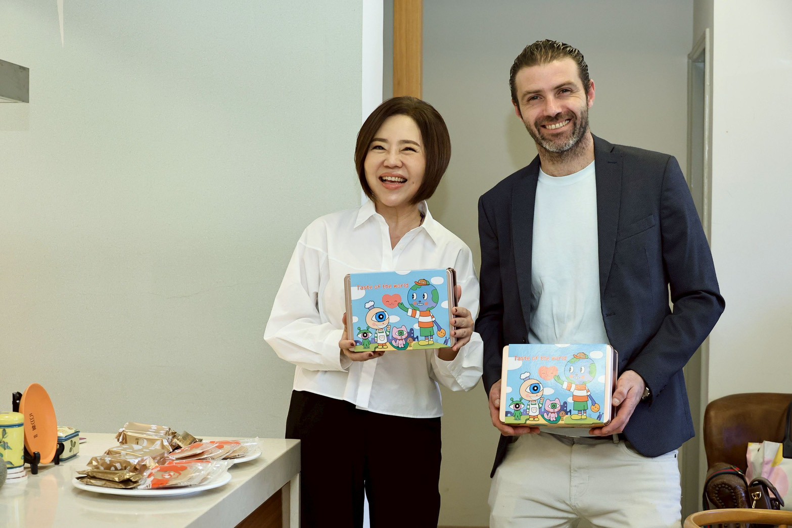 于美人（左）找Guillaume Pédron推出公益餅乾禮盒。（圖／記者王人傑攝）