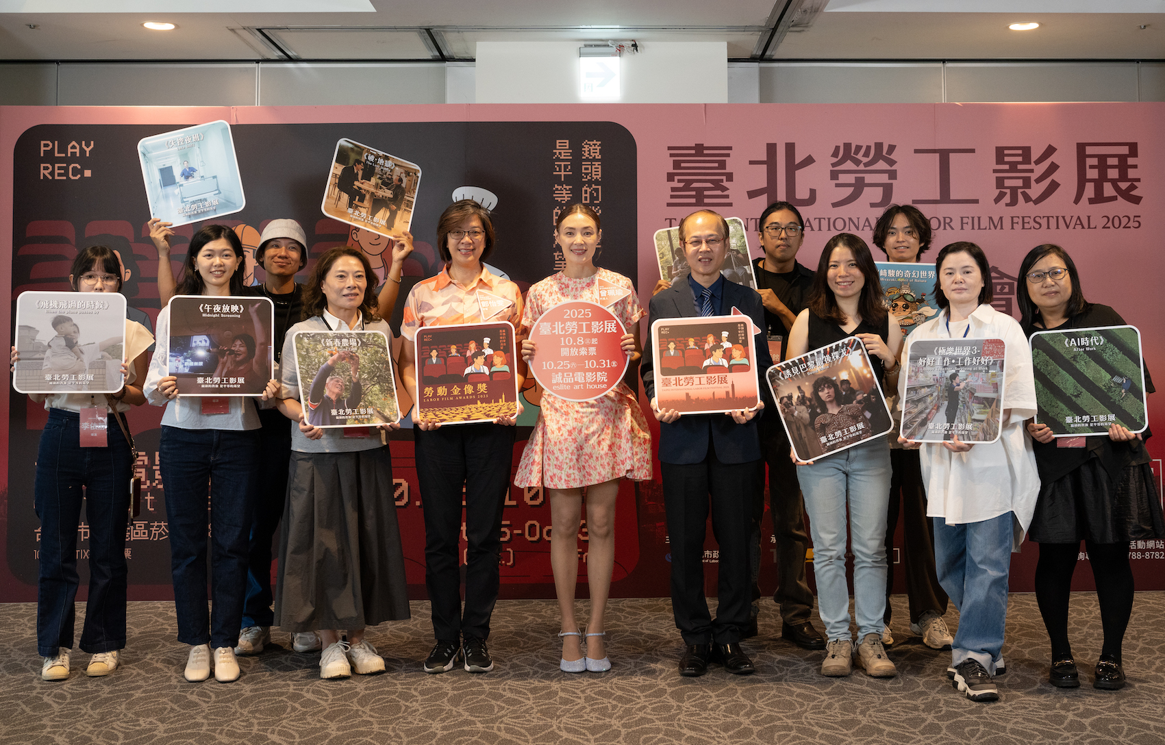 導演李依靜（左起）、賀云蓁、製片舒偉傑、導演黃悅玲等出席茶會。（圖／電影戲劇業職業工會提供）