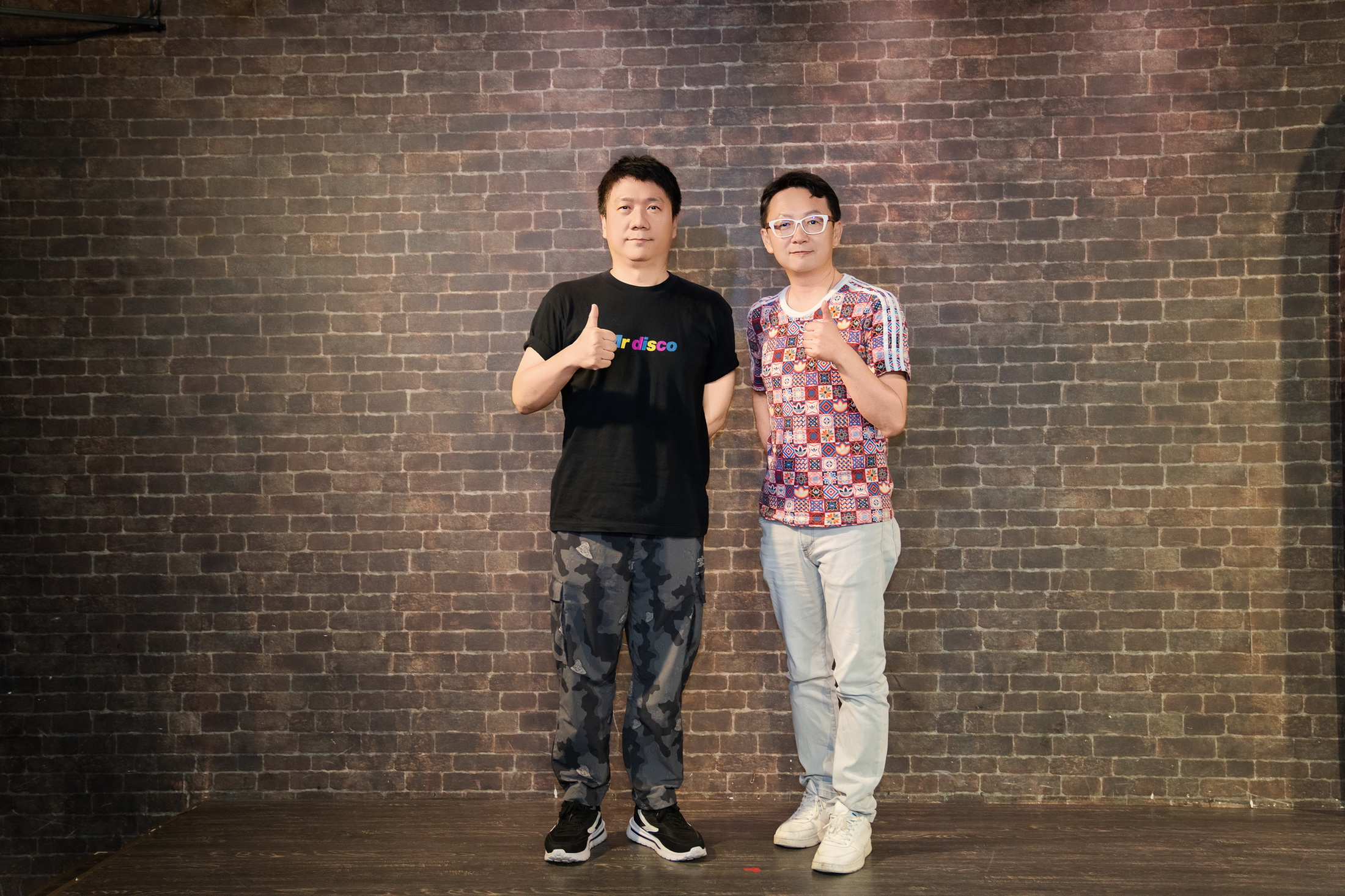 編劇王奇（左）、導演朱峰攜手創作BL劇《近身指導》。（圖／小王子奇影像提供）