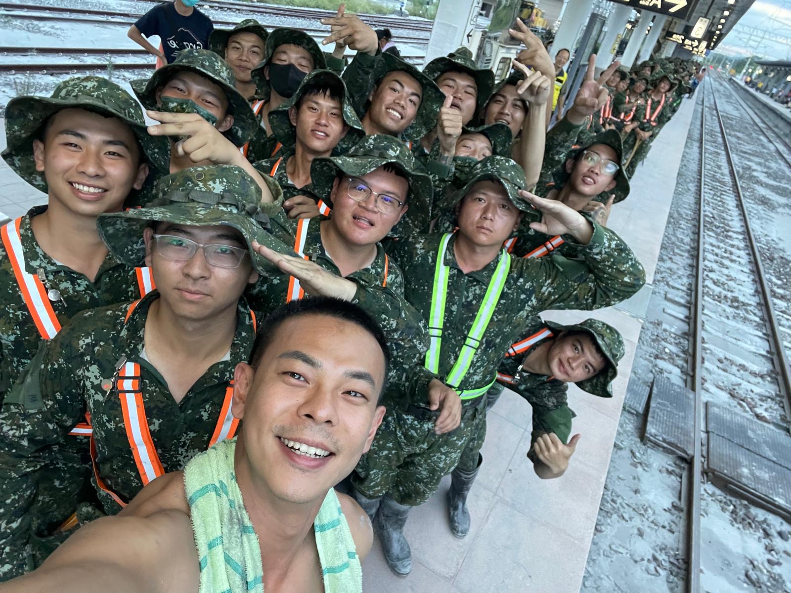 孫綻跟國軍弟兄合影。（圖／孫綻提供）