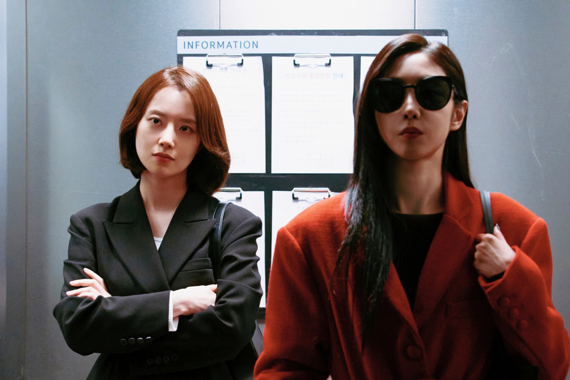 文彩元（左）在《咒你》與女團「Lovelyz」成員徐智秀大打出手。（圖／華映提供）