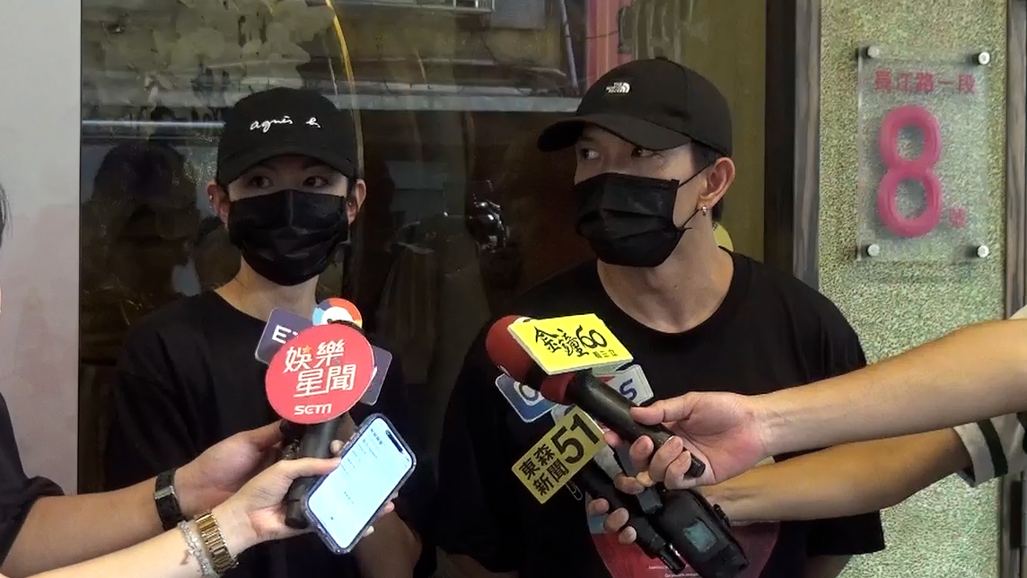 黃尚禾、李千娜夫妻到顏正國靈堂弔念。（圖／娛樂中心）