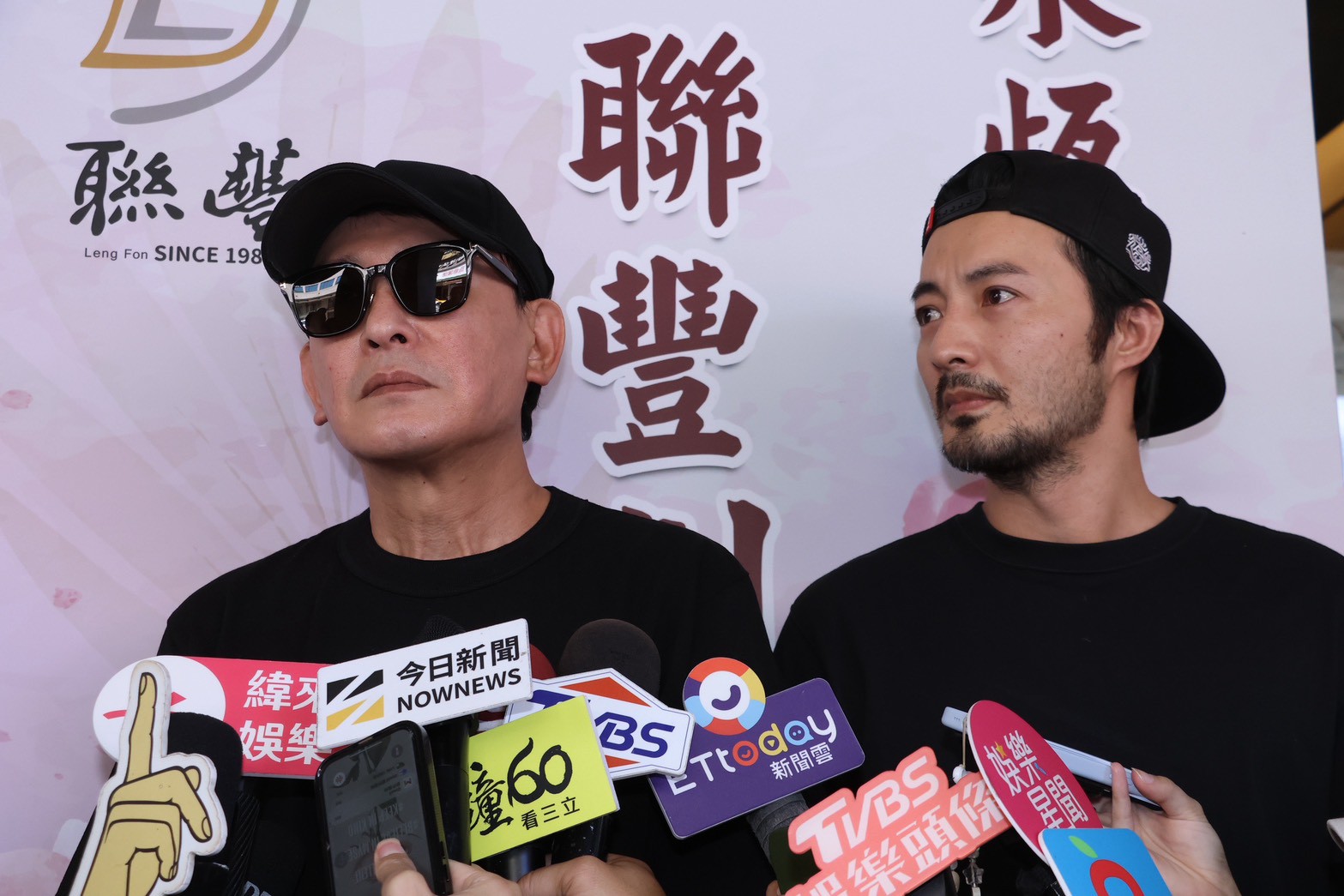 王識賢（左）表示顏正國生前非常照顧朋友、家人，是很有義氣的人。（圖／王人傑攝）
