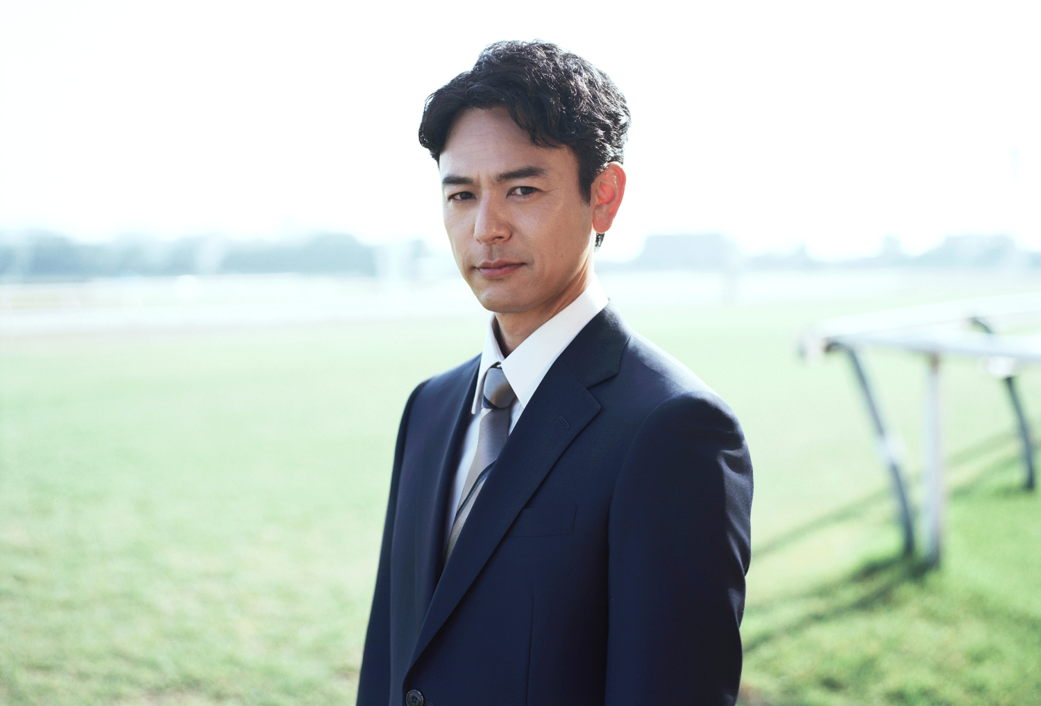 妻夫木聰拍《榮耀家族》飾演在賽馬世界找回熱情的會計師。（圖／翻攝自Oricon News X）