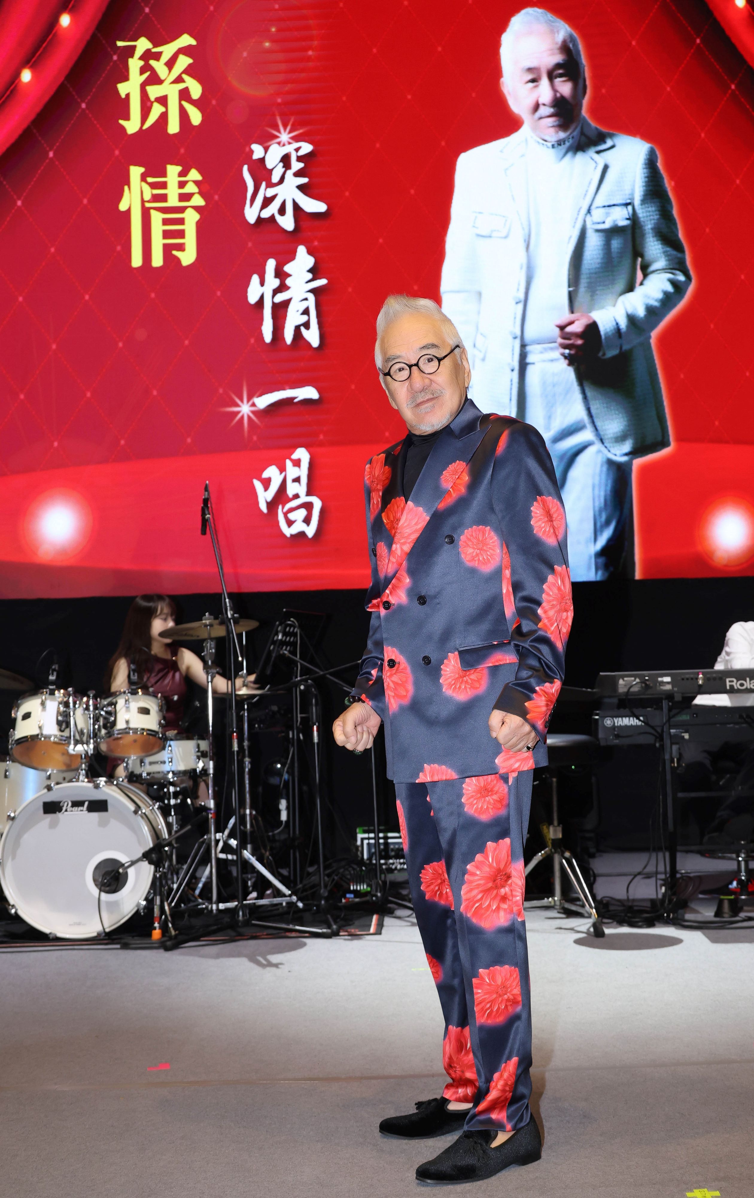 個唱的三套造型服，分別為白馬王子、紅花朵朵與金碧輝煌、三款禮服不同風格。（圖／台中多媒體公司提供）