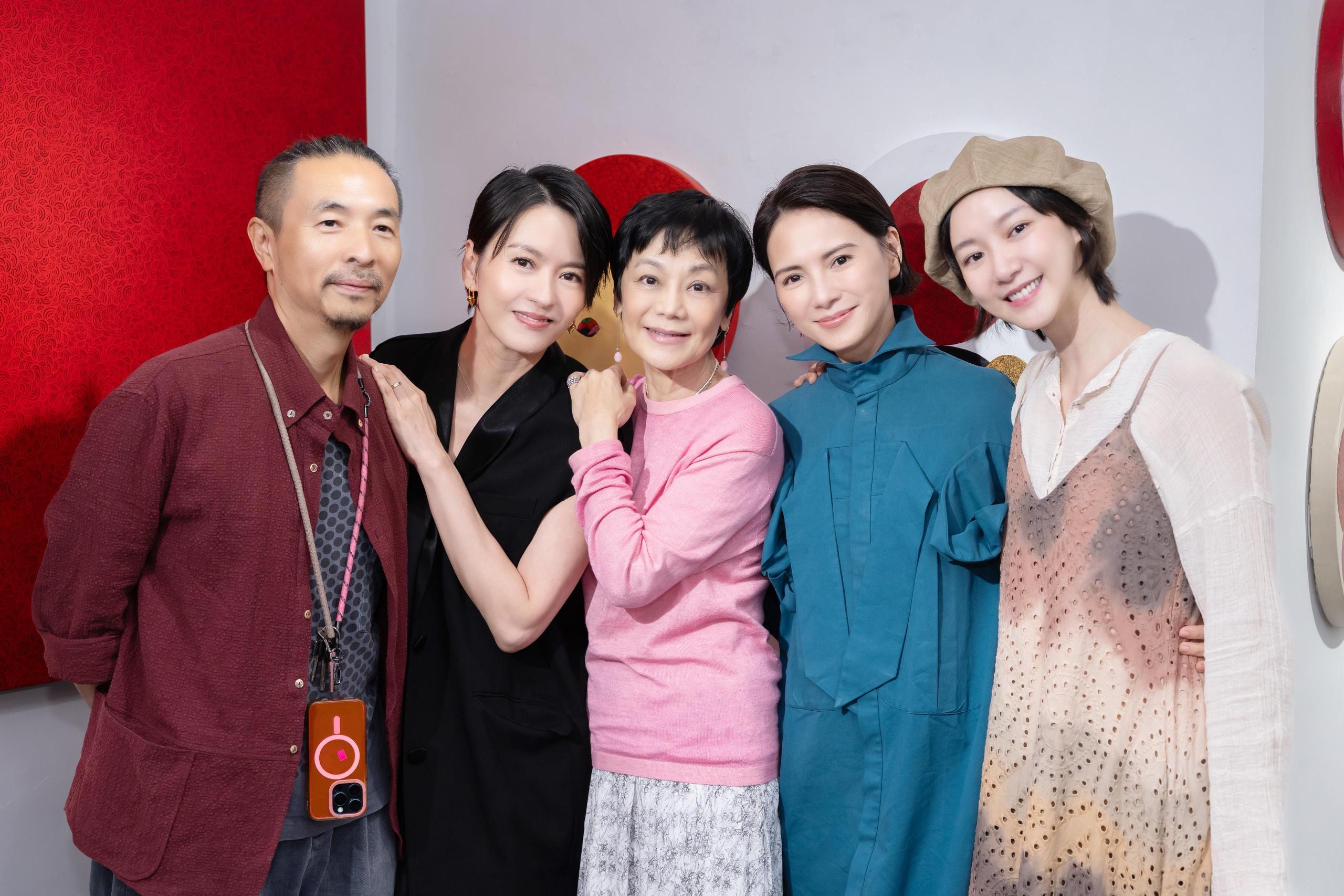 文念中（左起）、梁詠琪、張艾嘉、李心潔與袁澧林。（圖／13a New Street Art Gallery提供）