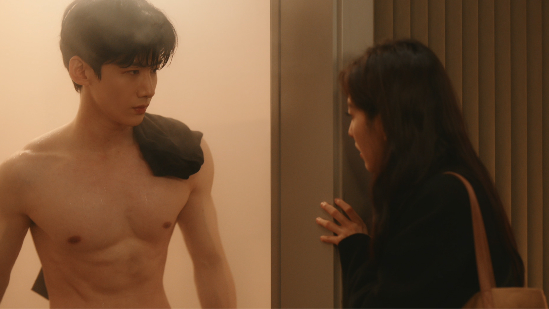 白敬亭《難哄》裸上身被章若楠撞見。(圖/中天娛樂台提供)