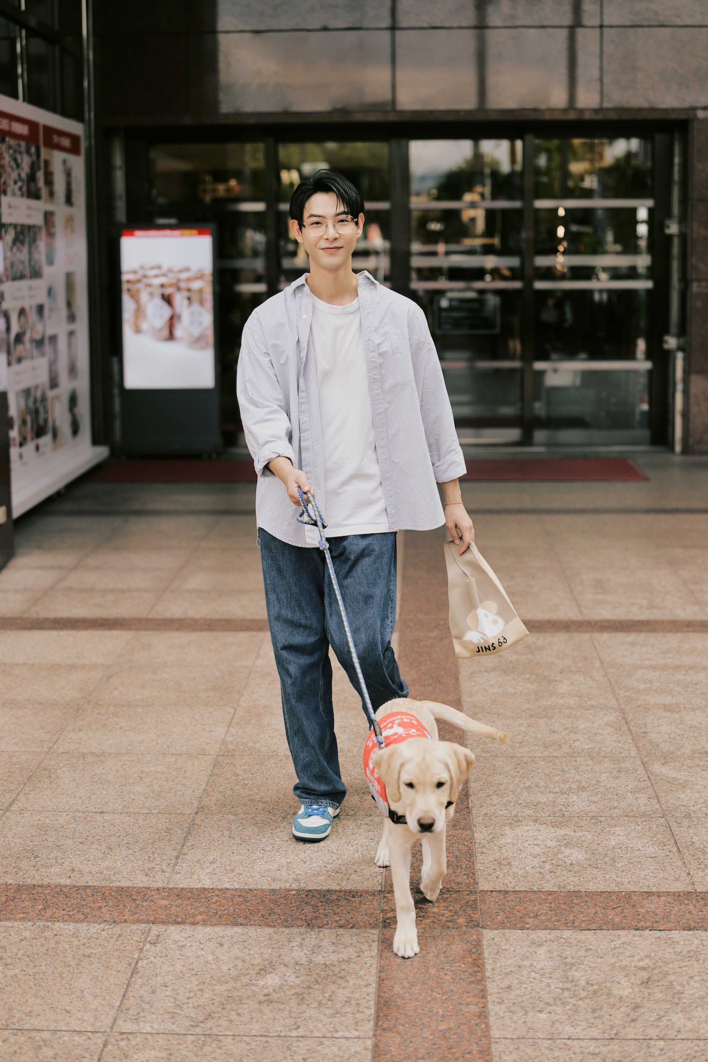 JINSX導盲犬公益協會全新針織提袋,找來準爸爸連晨翔擔任公益代言人。(圖/JINS提供)