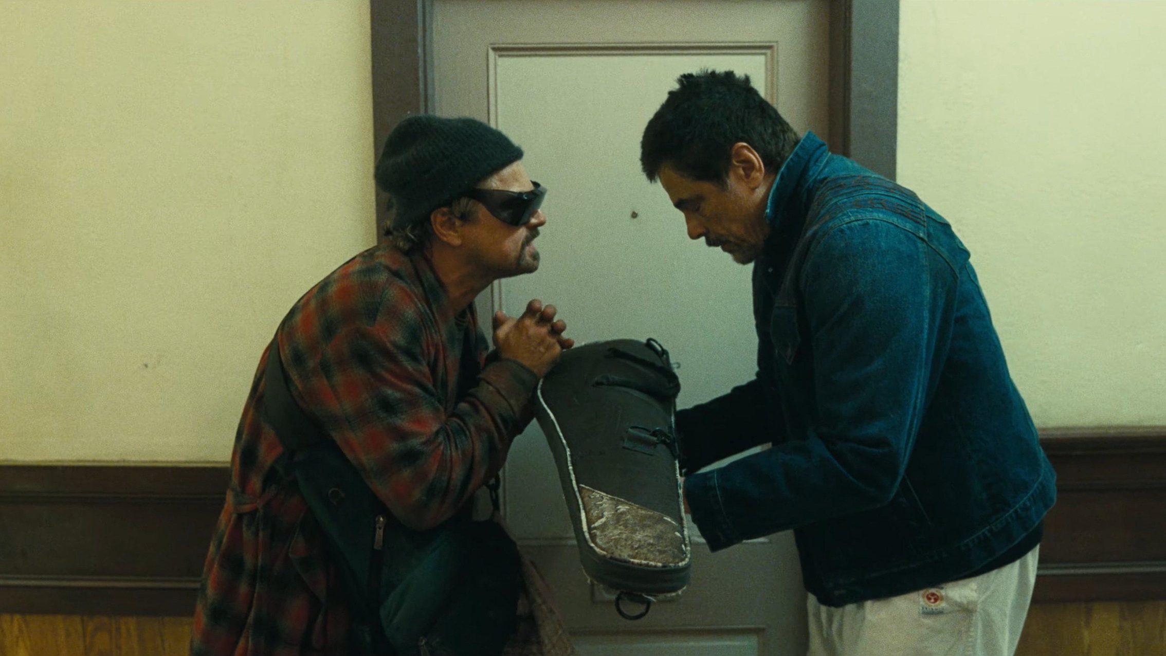 電影《一戰再戰》描述激進左派革命份子巴柏，為了養育女兒逐漸退出抗爭前線。（圖／CATCHPLAY+ 提供）