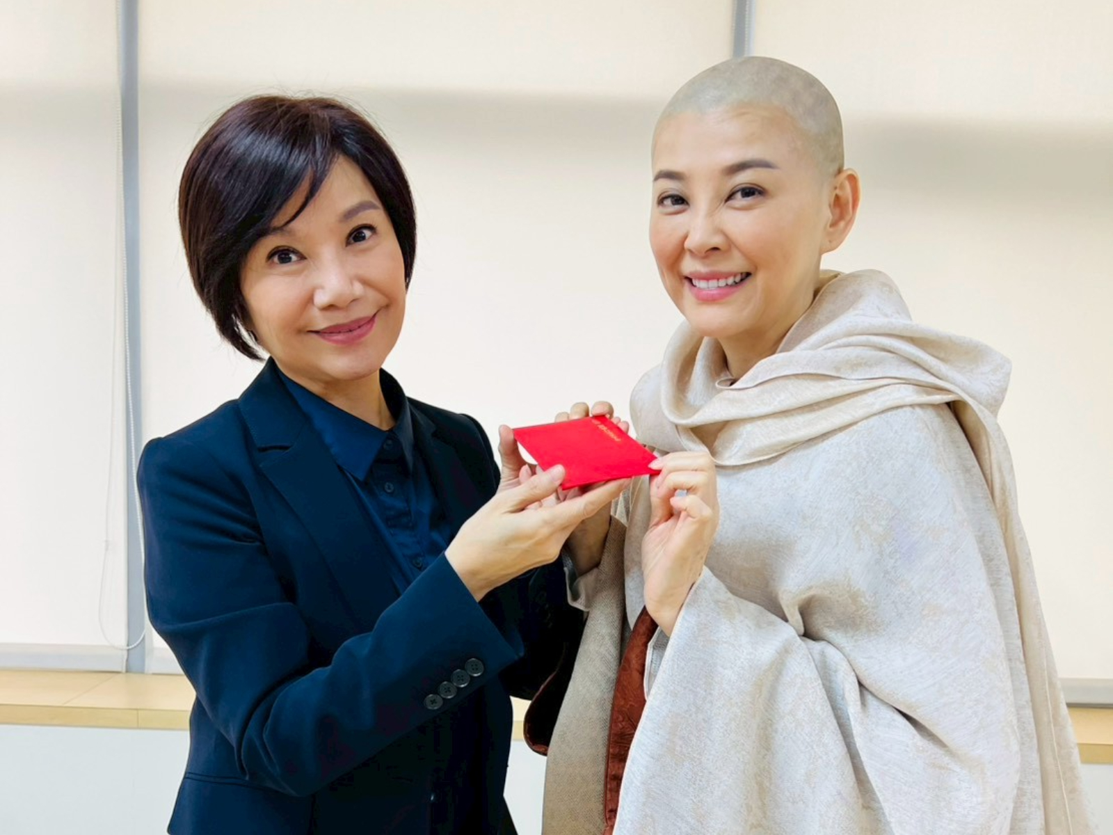 光頭還是美！方馨含淚「剃髮出家」　唐美雲替女兒剪第一刀