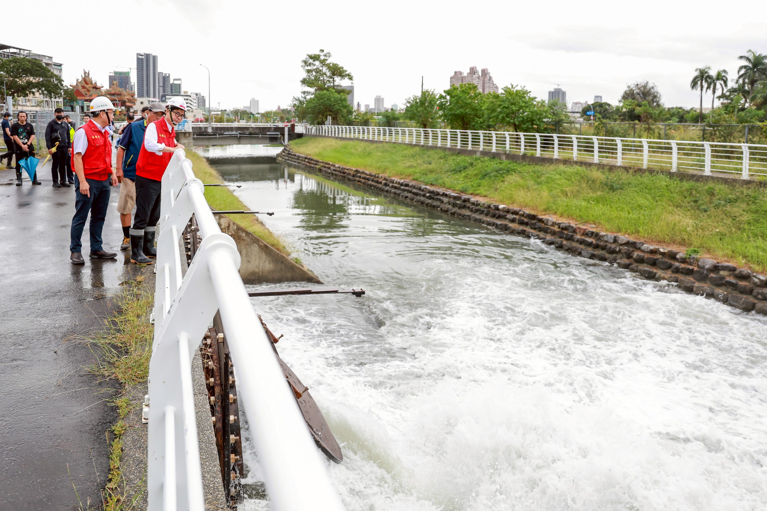 輕颱鳳凰12日暴風圈觸及陸地！明早開始風力影響最強