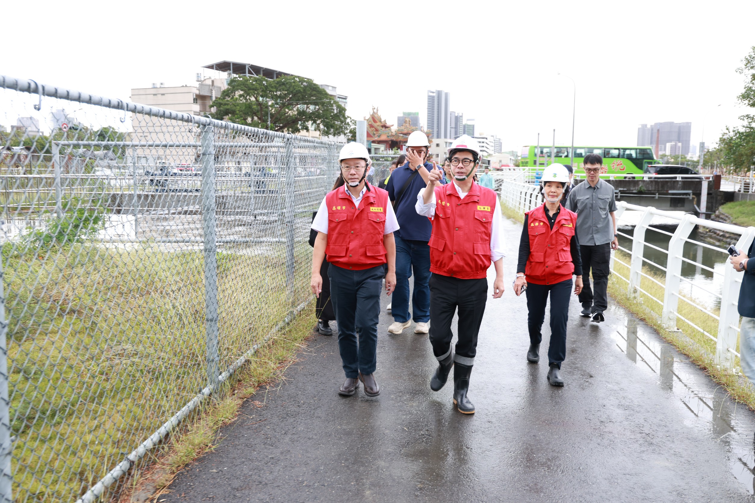 高雄市長陳其邁前往視察鼓山三路抽水站,聽取簡報、檢視站內設備數量以及運作情形,同時也向側溝清疏的同仁慰問致意,感謝工作人員致力維護排水暢通。(圖/高雄市政府提供)