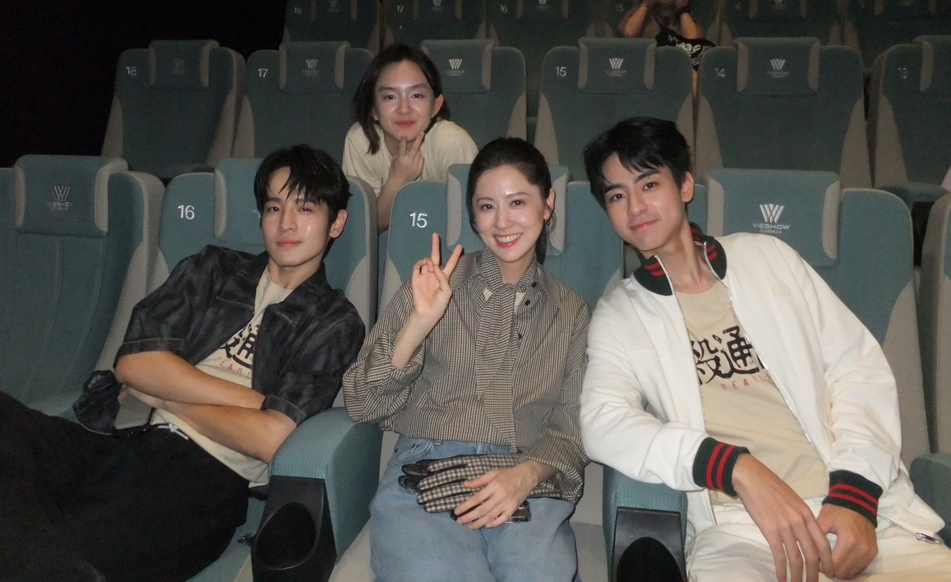 張豐豪(左起)、戴雅芝、林予晞、劉敬在戲院等待影迷入場。（圖／本萃電影提供）
