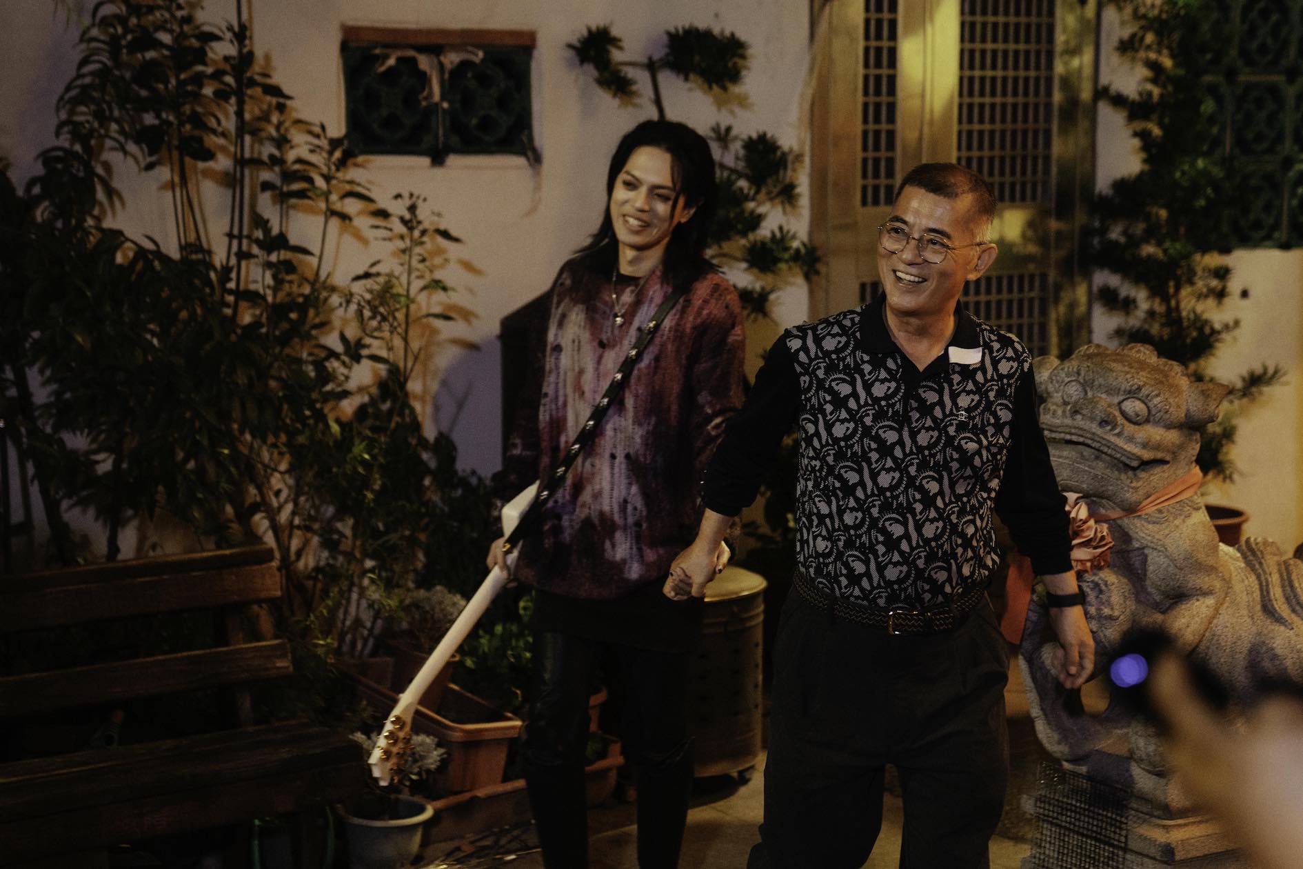 廟前烤肉聚會成了父親驕傲又搞笑的「炫子時刻」，林爸爸召集親友熱鬧開場，臨時要林頤原上台唱一首。（圖／華納音樂提供）