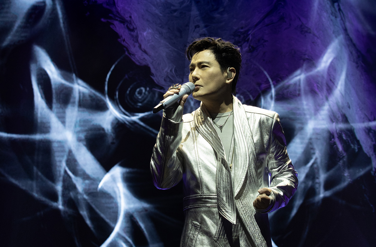 張信哲脫啦！二度倫敦開唱　「暖氣太強」脫衣全場尖叫