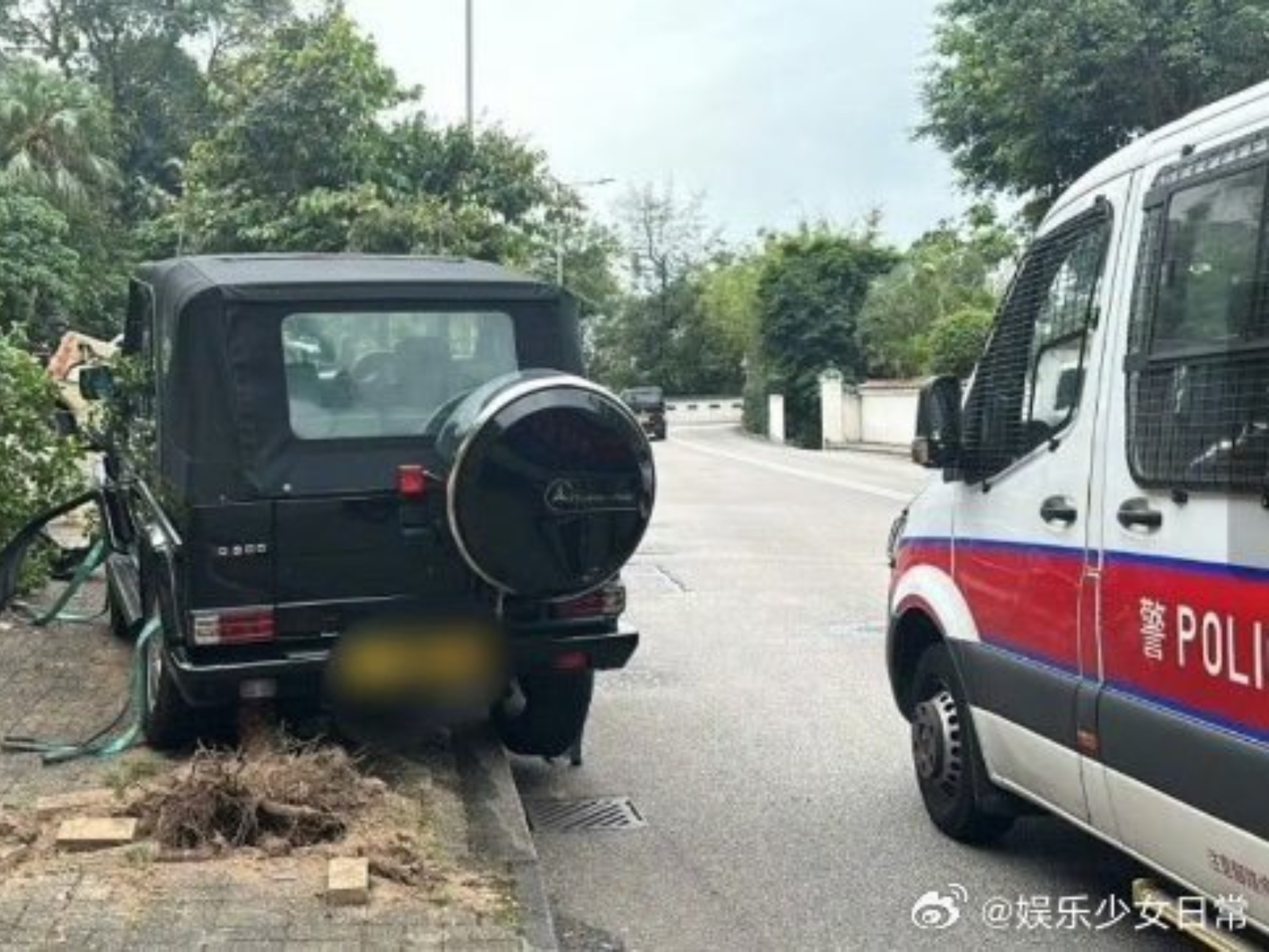 賓士撞上人行道。（圖／翻攝娛樂少女日常微博）