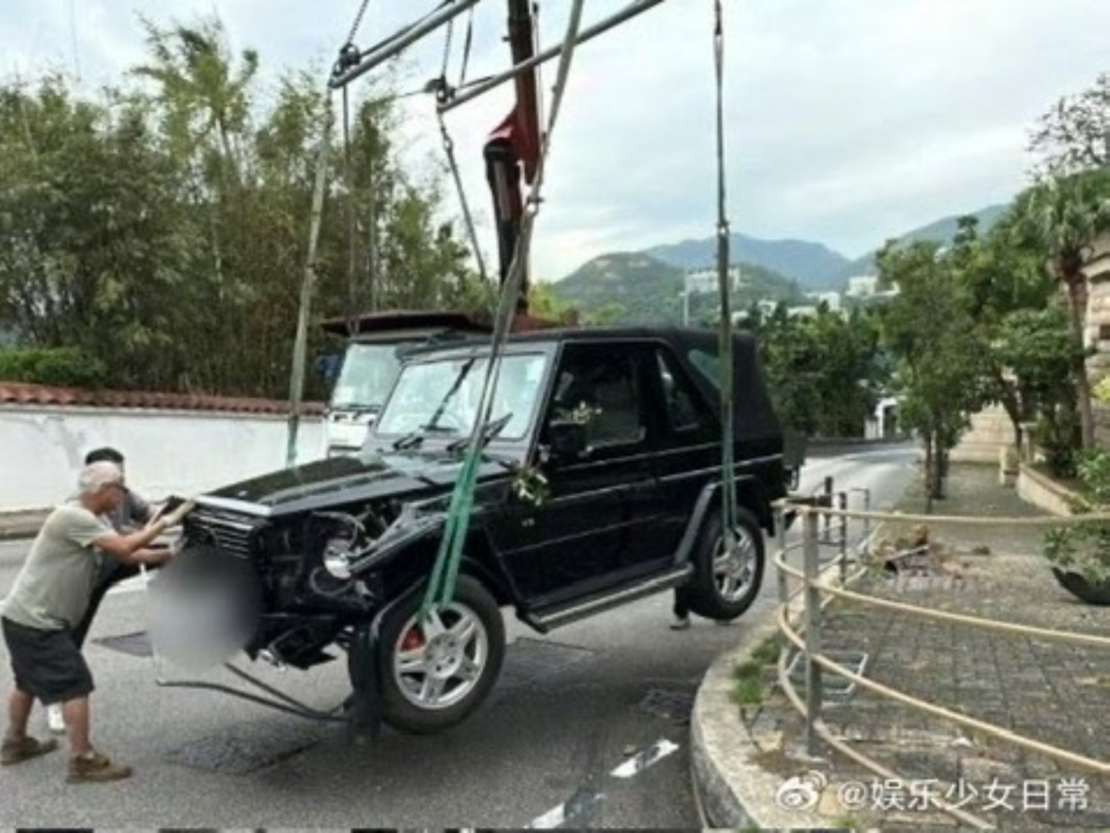 賓士撞爛了。（圖／翻攝娛樂少女日常微博）