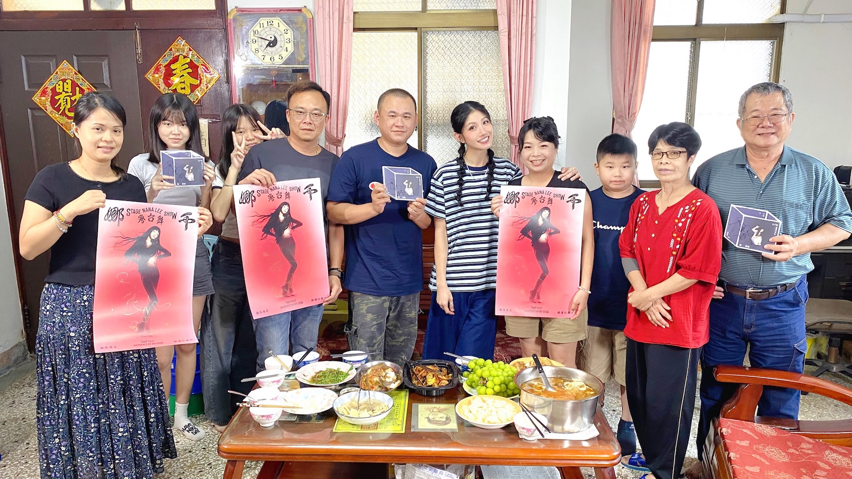 李千娜（中）拜訪英瑛一家人。（圖／公視提供）