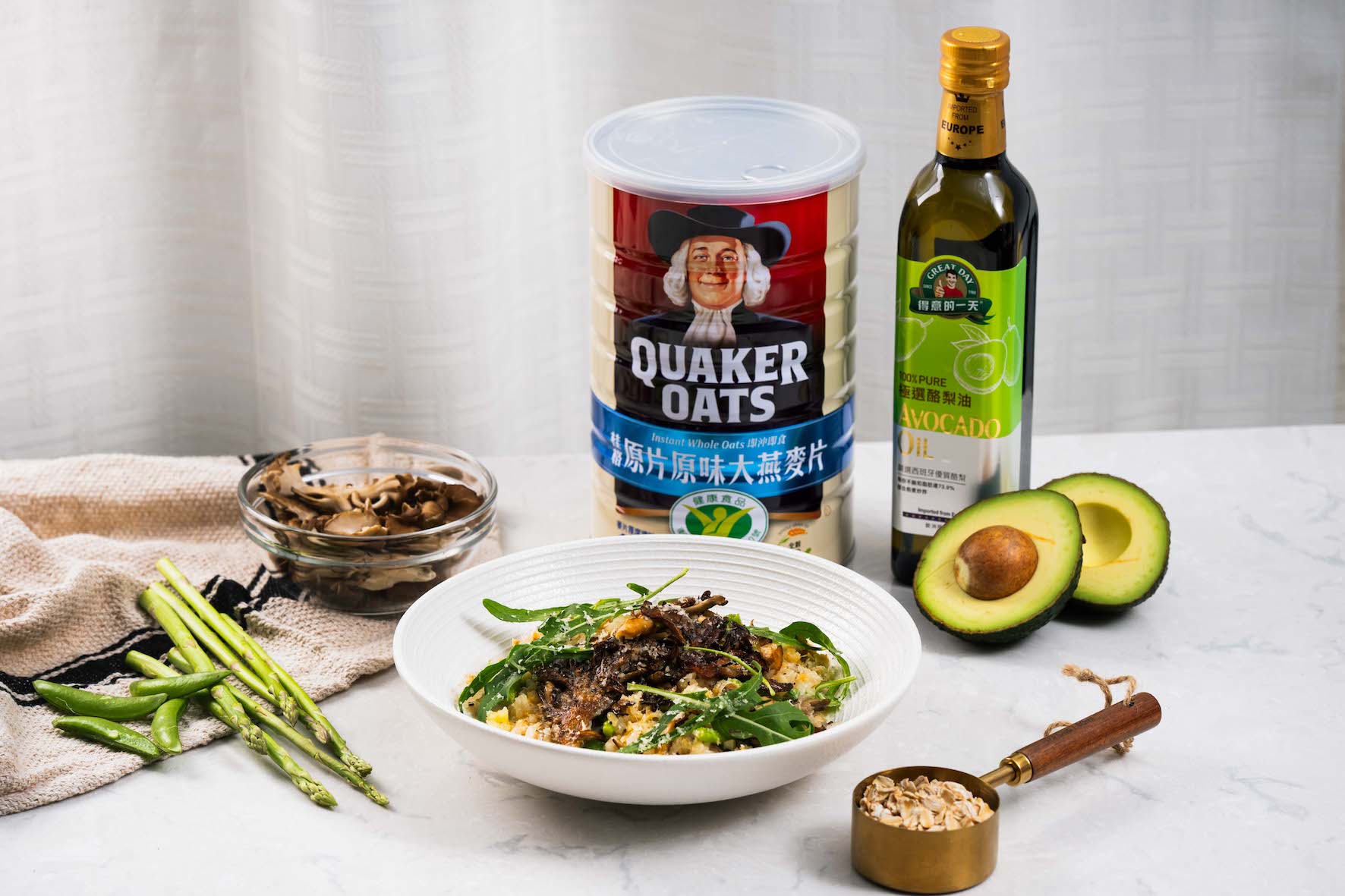 「好醣」食譜 蘆筍燕麥舞菇起司燉飯:以「桂格原片原味大燕麥片」取代部分米飯,增添纖維及燕麥香氣,升級整體口感層次,並以「得意的一天極選酪梨油」拌炒佐料,吃燉飯也能攝取好醣、好油、高。(圖/佳格提供)