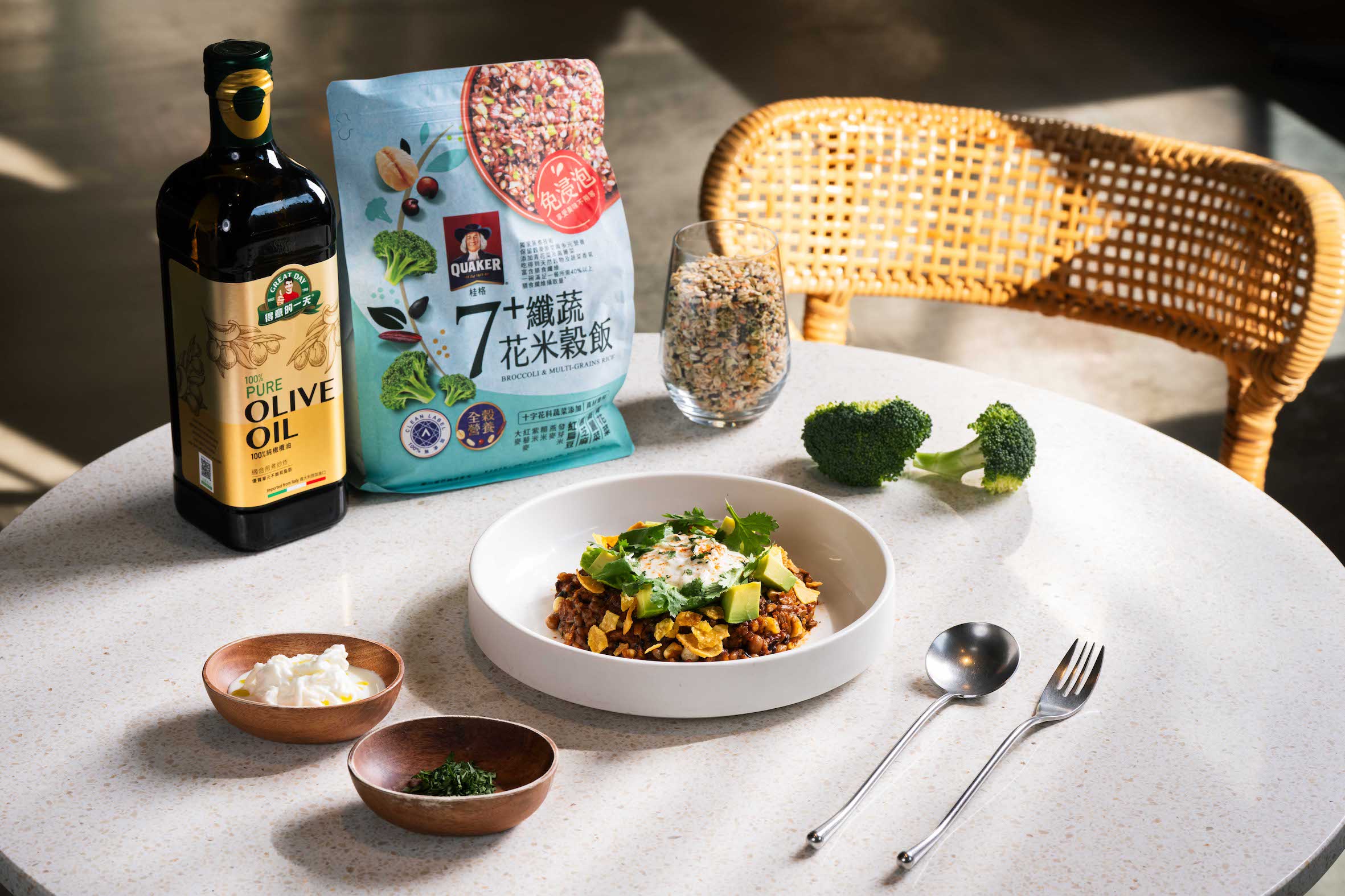 絲綢起司墨式蕃茄燉飯 小小樹食人氣主食絲綢起司墨式蕃茄燉飯升級使用「桂格免浸泡7+纖蔬花米穀飯」,以多穀種子取代白米,全面提升膳食纖維、口感層次更豐富。(圖/佳格提供)