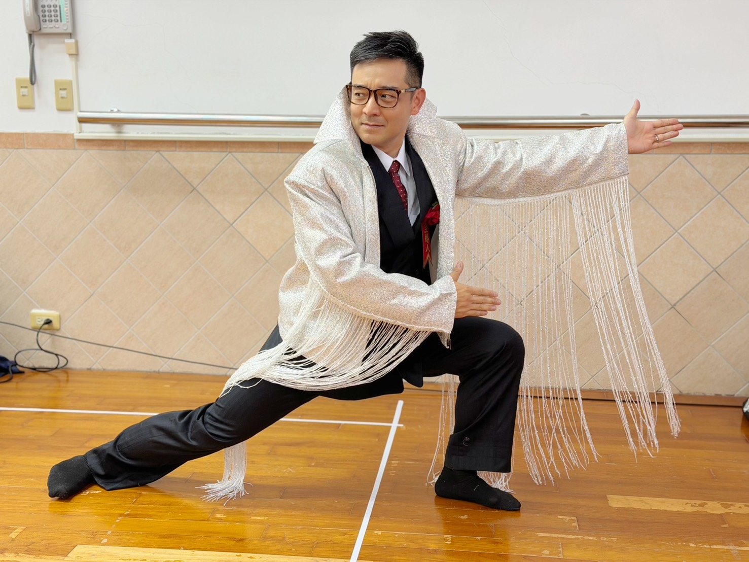 岑永康在《一村喜事：康樂隊來了》飾演村長，還換上搖滾歌王造型，大呼過癮。（圖／金星文創提供）