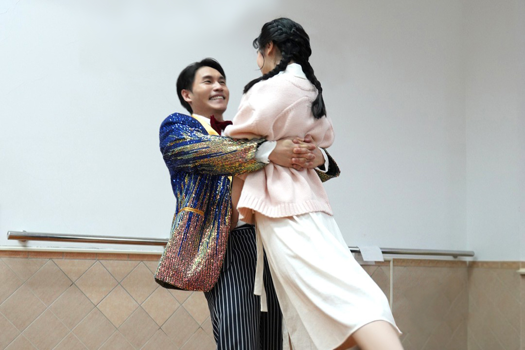 周定緯與那祈在《一村喜事：康樂隊來了》有精彩浪漫的雙人舞，難度超高。（圖／金星文創提供）