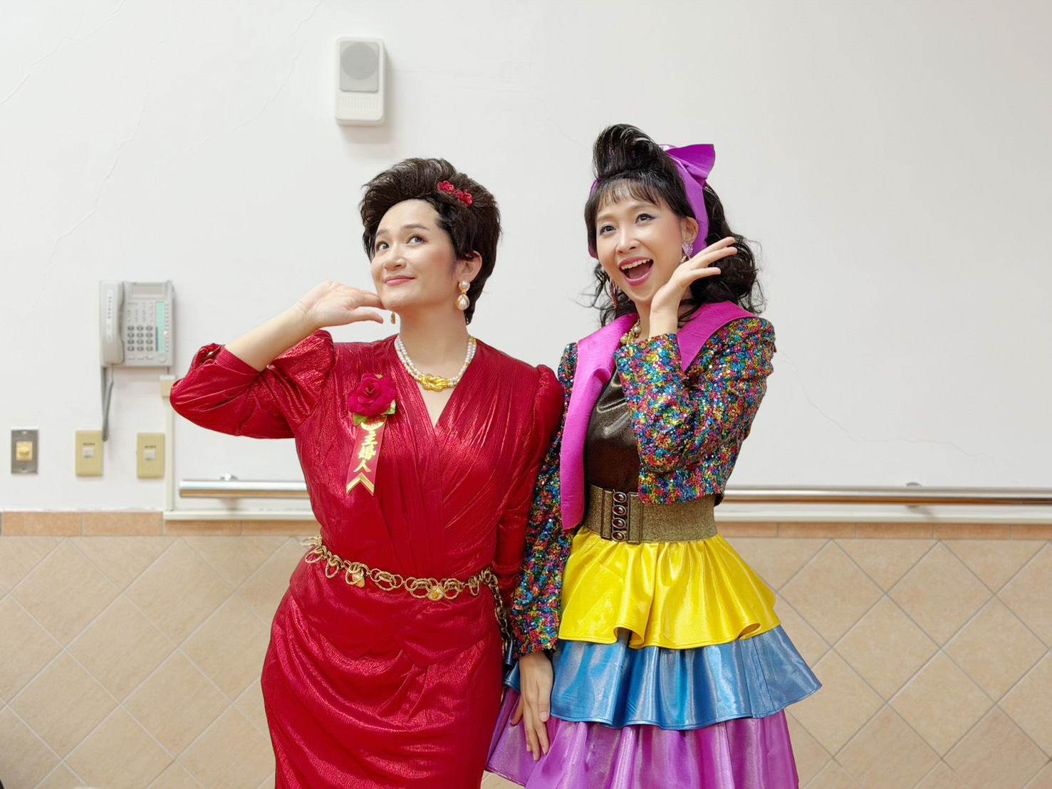 羅美玲丈母娘上身穿大墊肩禮服　黃云歆80年代半屏山還原度超高