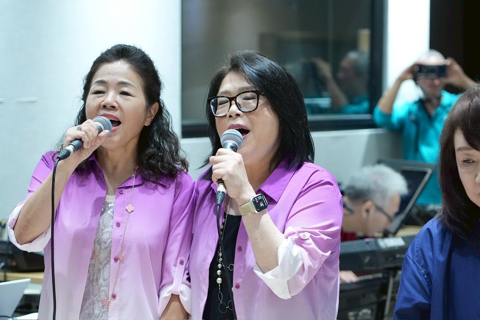 許淑絹（左）和林佳蓉首次與老戰友大團圓。（圖／記者許方正攝）