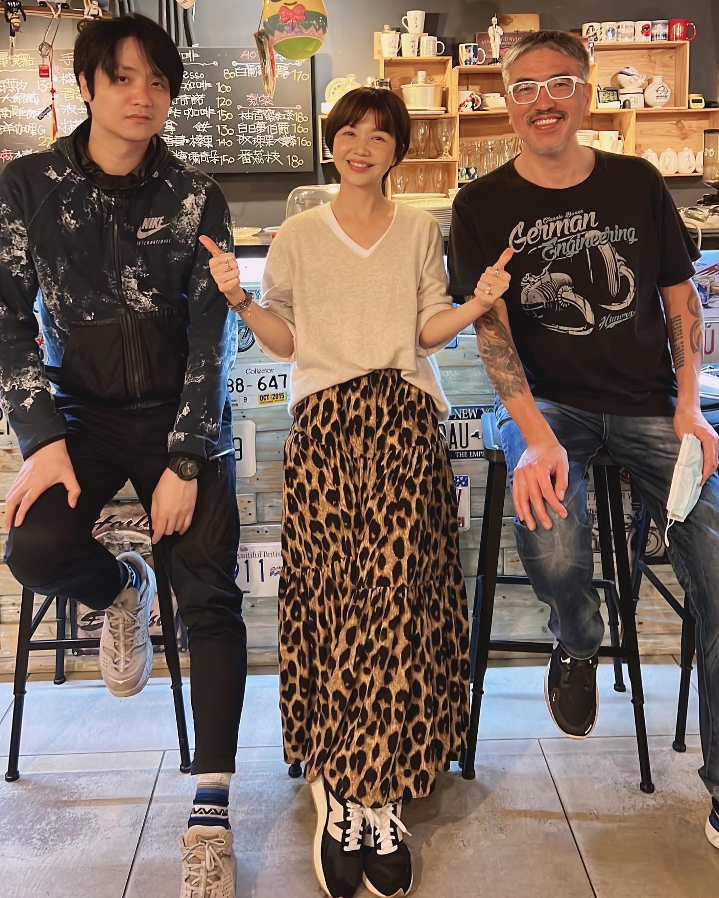 于子育（中）也以「恩師」稱呼屠穎（右）。（圖／翻攝自屠穎臉書）