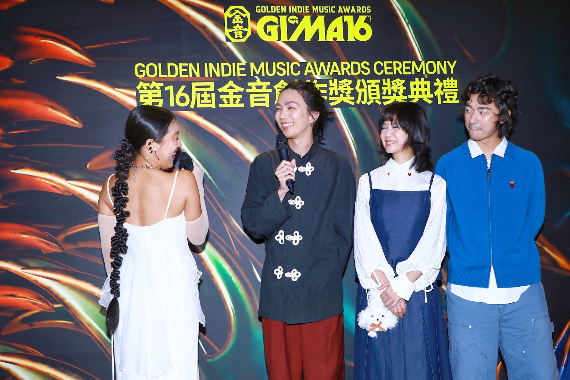 李竺芯(左)在「百合花」面前秀美背。(圖/記者蔡依庭攝)