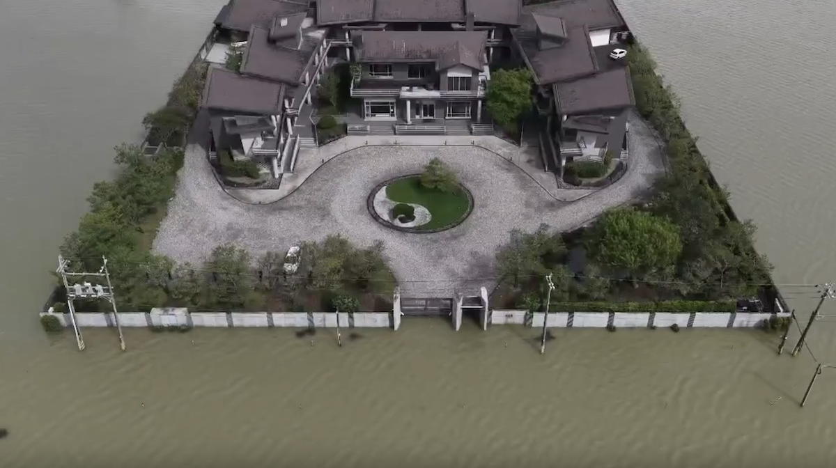 泉月樓行館擋洪水成孤島。(圖/泉月樓行館Threads)