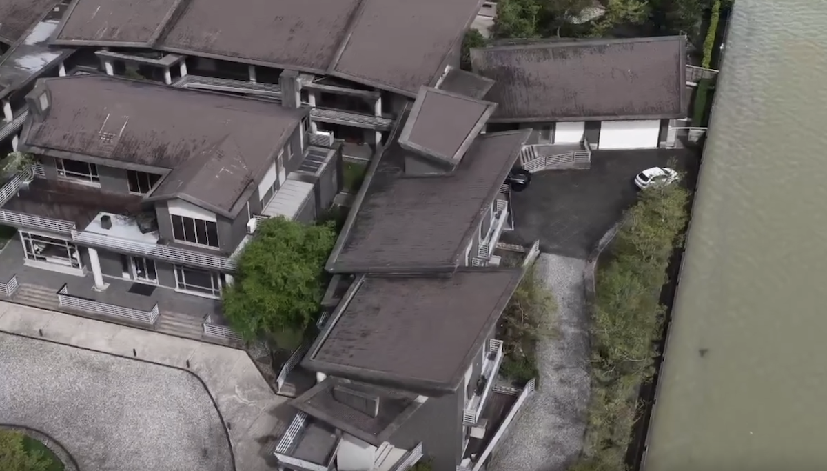 泉月樓行館擋洪水成孤島。(圖/泉月樓行館Threads)