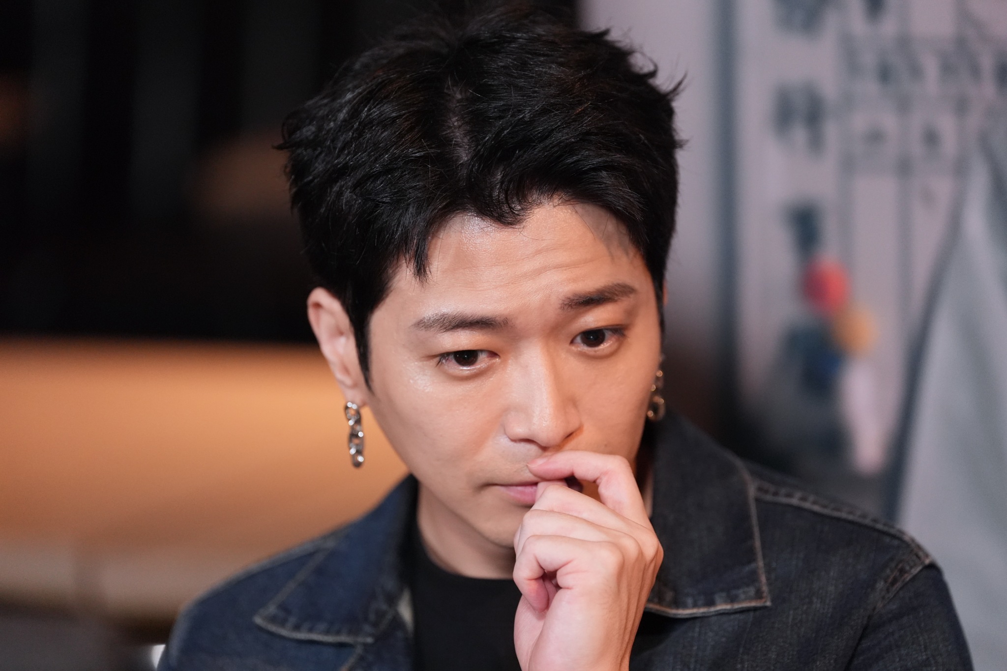 侯彥西拍《祝你下輩子開心》事先拿豬肉縫針做功課。(圖/陳明中攝)