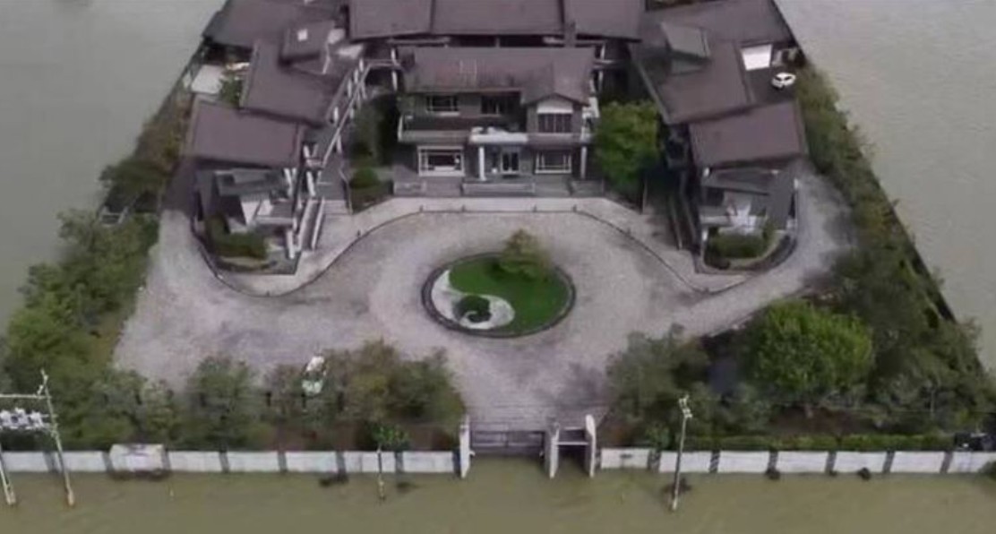 宜蘭泉月樓行館超狂!防水閘門「擋大水」。(圖/翻攝自FB)