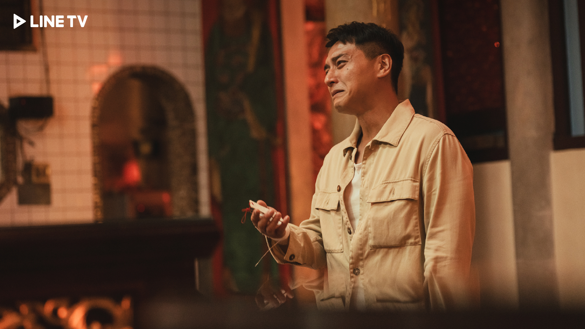 鄭人碩劇中崩潰哭求神明尋回兒子。(圖/LINE TV提供)